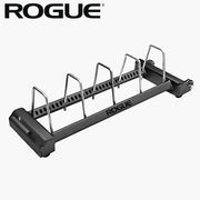 ROGUE ホリゾンタルプレートラック 3.0 ブラックを正面やや俯瞰から捉えた全体構造ビュー、5本の仕切りバーとベースフレームの配置が分かる角度
