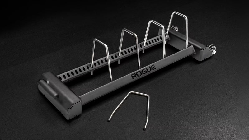 ROGUE ホリゾンタルプレートラック 3.0 ブラックを低めの斜め前方から撮影、プレートガイドバーとベースの奥行き感が強調された視点