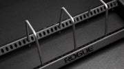 ROGUE ホリゾンタルプレートラック 3.0 ブラックの仕切りバーを外した状態を上方斜めから撮影、着脱構造とパーツ形状が分かる構図