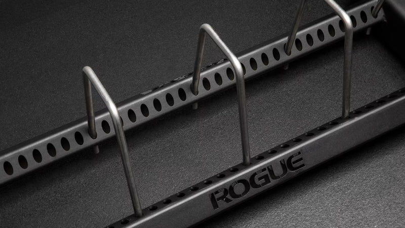 ROGUE ホリゾンタルプレートラック 3.0 ブラックの仕切りバーを外した状態を上方斜めから撮影、着脱構造とパーツ形状が分かる構図