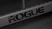 ROGUE ホリゾンタルプレートラック 3.0 ブラックのフレーム側面ロゴ部分を斜めから拡大、切り抜き加工されたROGUEロゴの質感が分かる視点