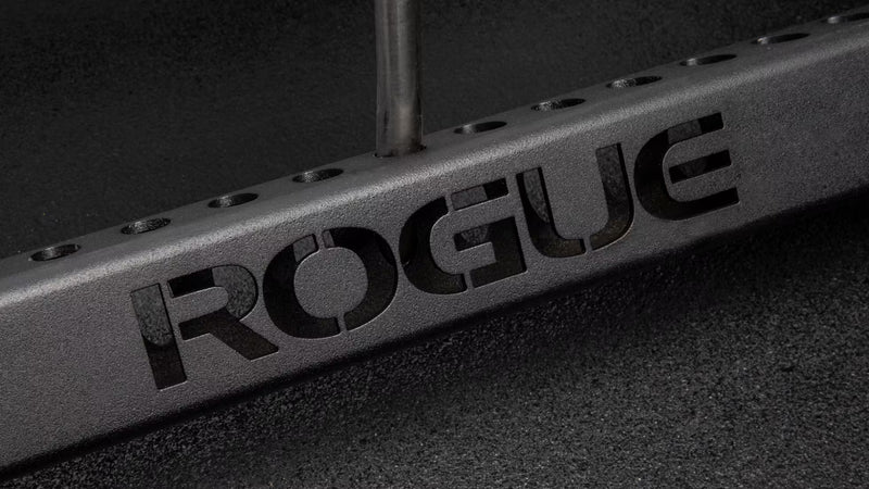 ROGUE ホリゾンタルプレートラック 3.0 ブラックのフレーム側面ロゴ部分を斜めから拡大、切り抜き加工されたROGUEロゴの質感が分かる視点