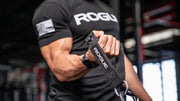 ROGUE シングルハンドル ケーブルアタッチメント ハンドル直径25MM ブラック ハンドルを握る手元を斜め上から寄りで捉えたグリップ形状と握りやすさが分かる構図
