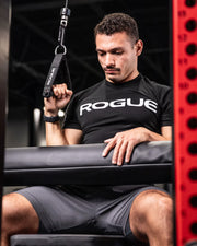 ROGUE シングルハンドル ケーブルアタッチメント ハンドル直径25MM ブラック 手首を固定して握る様子を斜め前から寄りで捉えたリスト安定性が分かる構図