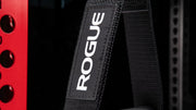 ROGUE シングルハンドル ケーブルアタッチメント ハンドル直径25MM ブラック ストラップ側面のROGUEロゴを縦方向に捉えたブランド視認性重視の接写構図