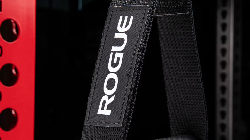 ROGUE シングルハンドル ケーブルアタッチメント ハンドル直径25MM ブラック ストラップ側面のROGUEロゴを縦方向に捉えたブランド視認性重視の接写構図