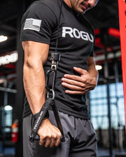 ROGUE シングルハンドル ケーブルアタッチメント ハンドル直径25MM ブラック 片手で下方向に引く動作を横から捉えたトライセプス系トレーニング構図