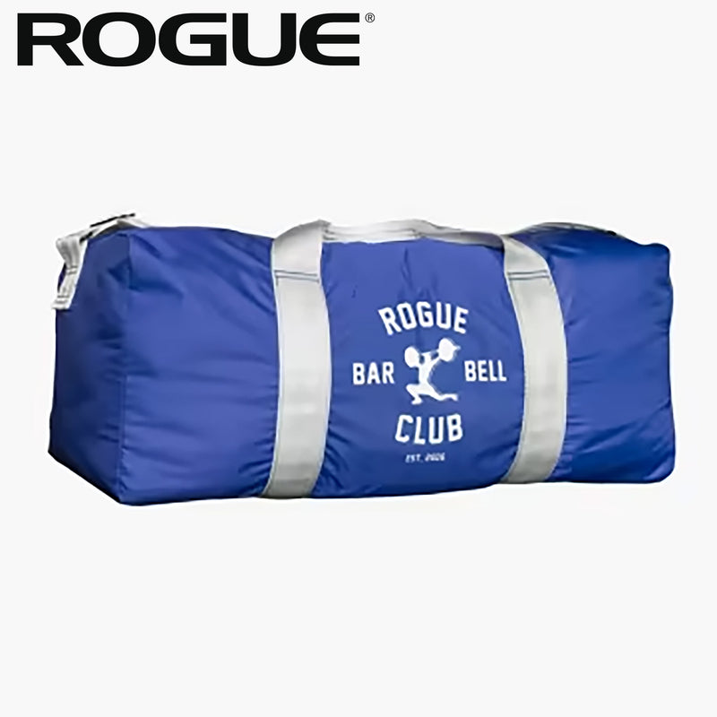 ROGUE オールドスクールジムバッグ ブルー、正面から水平アングルで全体を捉えた構図、中央のROGUE BARBELL CLUBロゴとグレーのストラップ、円筒型ボディが分かる外観デザイン
