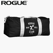 ROGUE オールドスクールジムバッグ ブラック、正面から水平アングルで全体を捉えた構図、中央のROGUE BARBELL CLUBロゴとグレーのストラップ、円筒型ボディが分かる外観デザイン