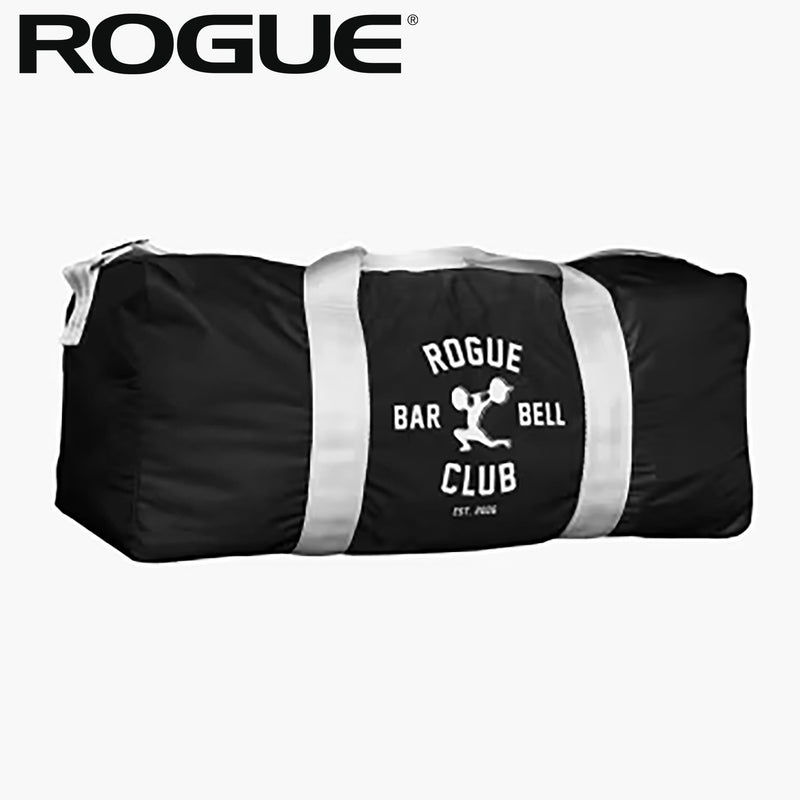 ROGUE オールドスクールジムバッグ ブラック、正面から水平アングルで全体を捉えた構図、中央のROGUE BARBELL CLUBロゴとグレーのストラップ、円筒型ボディが分かる外観デザイン