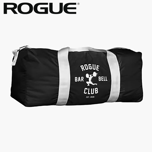 ROGUE オールドスクールジムバッグ ブラック、正面から水平アングルで全体を捉えた構図、中央のROGUE BARBELL CLUBロゴとグレーのストラップ、円筒型ボディが分かる外観デザイン