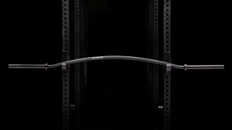 OGUE CB-4 38mm キャンバーバー ブラック、パワーラックに設置されたキャンバー形状シャフト全体を正面から捉えた全体ビュー、湾曲した38mmシャフトとスリーブ構造が分かるスペシャリティバーベル