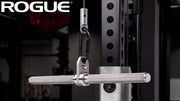 シルバーカラーのROGUE ステンレス ストレート ラットバー ケーブルアタッチメントを正面から捉えた全体構図、中央ブラケットと左右ストレートグリップの形状が分かる