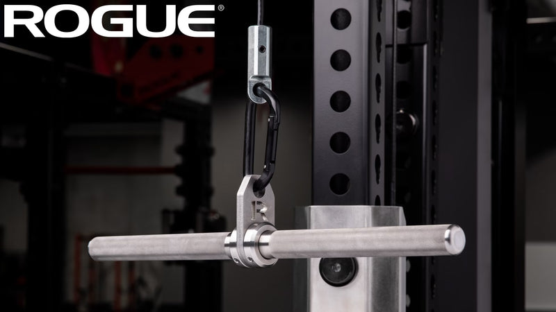 シルバーカラーのROGUE ステンレス ストレート ラットバー ケーブルアタッチメントを正面から捉えた全体構図、中央ブラケットと左右ストレートグリップの形状が分かる