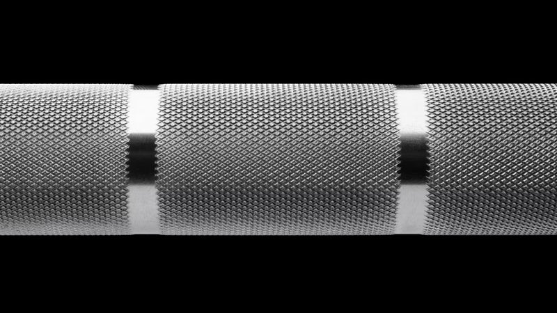 ROGUE オハイオバー ステンレスシャフト/クロムスリーブのローレット全体を横方向から拡大した構図、ダブルマーク付きグリップの均一な刻みが分かる視点