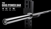 ROGUE 20KGオハイオパワーバー IPF公認品 ステンレスシャフト/クロムスリーブ ラックに設置した状態を斜め前方から捉えスリーブとローレットの質感が分かる使用シーン