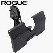 ROGUE ライノ ローロウアタッチメント ブラック 本体を正面斜め上から捉えた単体構図でフットプレートとプーリー機構の全体形状が分かる視点