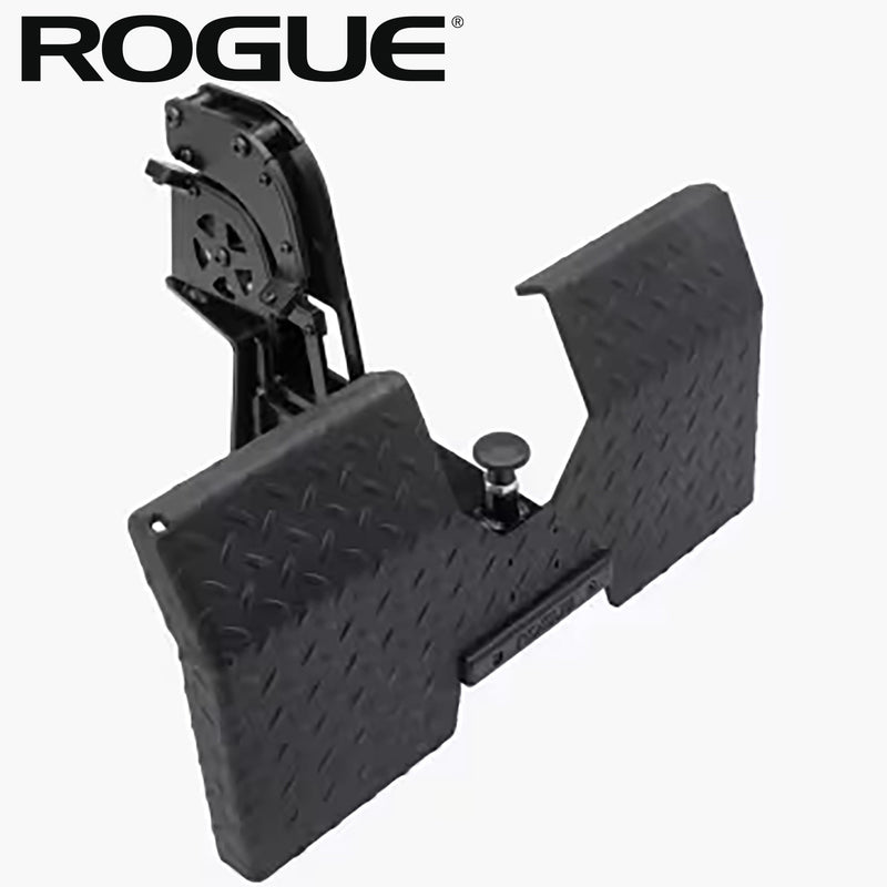 ROGUE ライノ ローロウアタッチメント ブラック 本体を正面斜め上から捉えた単体構図でフットプレートとプーリー機構の全体形状が分かる視点