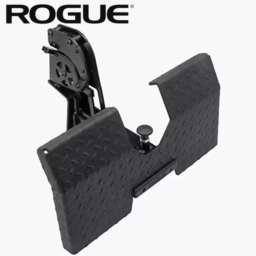 ROGUE ライノ ローロウアタッチメント ブラック 本体を正面斜め上から捉えた単体構図でフットプレートとプーリー機構の全体形状が分かる視点