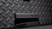 ROGUE ライノ ローロウアタッチメント ブラック フットプレート中央のROGUEロゴ部分を正面寄りで拡大したブランド強調構図