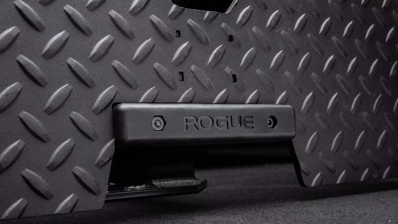 ROGUE ライノ ローロウアタッチメント ブラック フットプレート中央のROGUEロゴ部分を正面寄りで拡大したブランド強調構図