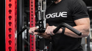 ブラックカラーのROGUE カールバー ケーブルアタッチメントの湾曲グリップ部分を横方向から捉えた接写、ローレット加工とカール形状のカーブが分かるディテール