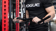 ブラックカラーのROGUE カールバー ケーブルアタッチメント中央接続部を正面から捉えた接写、回転機構とブラケット構造が分かるメカニズム部分