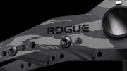 ROGUE CG-1C マルチグリップキャンバーケーブル＆ランドマインアタッチメント（アルミニウムフレーム）カモの中央プレートを斜め前から捉えた接写、ROGUEロゴ刻印とバーベル差込スリーブ