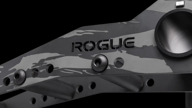 ROGUE CG-1C マルチグリップキャンバーケーブル＆ランドマインアタッチメント（アルミニウムフレーム）カモの中央プレートを斜め前から捉えた接写、ROGUEロゴ刻印とバーベル差込スリーブ