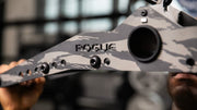 ROGUE CG-1C マルチグリップキャンバーケーブル＆ランドマインアタッチメント（アルミニウムフレーム）カモの側面フレームとローレットハンドルを斜め横から捉えた接写、グリップ配置