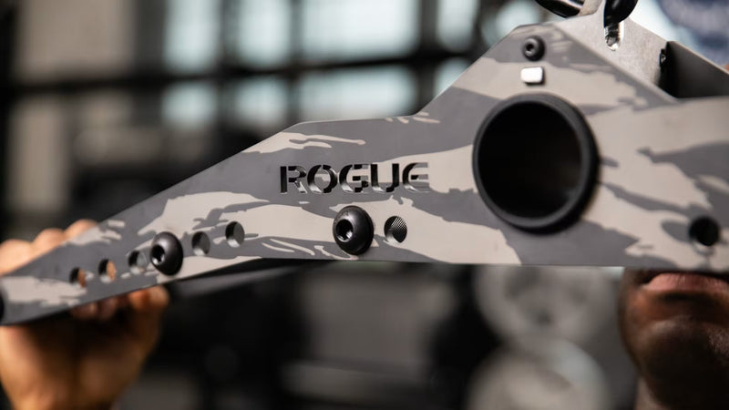 ROGUE CG-1C マルチグリップキャンバーケーブル＆ランドマインアタッチメント（アルミニウムフレーム）カモの側面フレームとローレットハンドルを斜め横から捉えた接写、グリップ配置