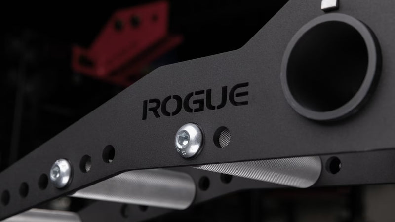 ROGUE CG-1C マルチグリップキャンバーケーブル＆ランドマインアタッチメント（アルミニウムフレーム）シルバー中央部を斜め前から捉えた接写、ROGUEロゴ刻印と接続スリーブ周辺