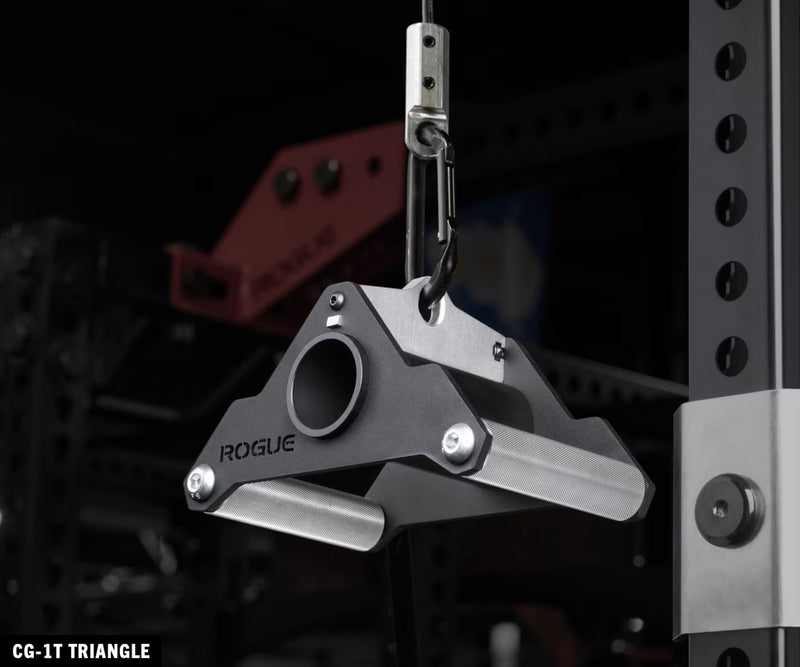 ROGUE CG-1T トライアングルケーブル＆ランドマインアタッチメント（アルミニウムフレーム）シルバーをケーブルマシンに装着した正面斜め視点、カラビナ接続部とグリップ角度が分かる構図