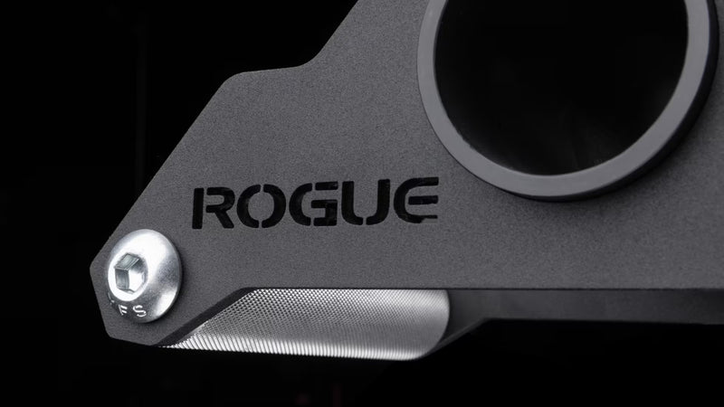 ROGUE CG-1T トライアングルケーブル＆ランドマインアタッチメント（アルミニウムフレーム）シルバーの正面構図、トライアングル形状フレームと左右グリップ配置