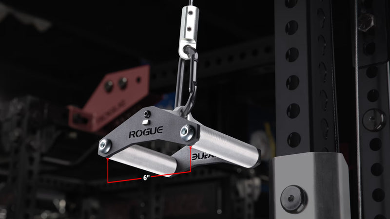 ROGUE CG-1CG クローズグリップ ケーブルアタッチメント（アルミニウムフレーム）シルバーをケーブルマシンに吊り下げた正面構図、グリップ幅約6インチの寸法表示