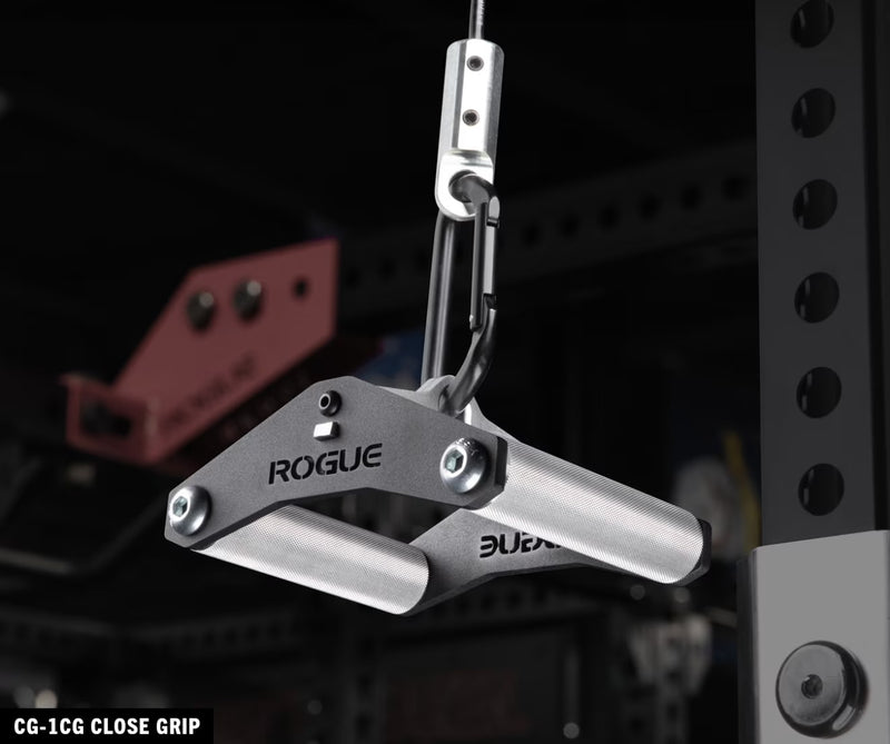 ROGUE CG-1CG クローズグリップ ケーブルアタッチメント（アルミニウムフレーム）シルバーをケーブルマシンに装着した斜め前方視点、カラビナ接続部とハンドル角度が分かる構図