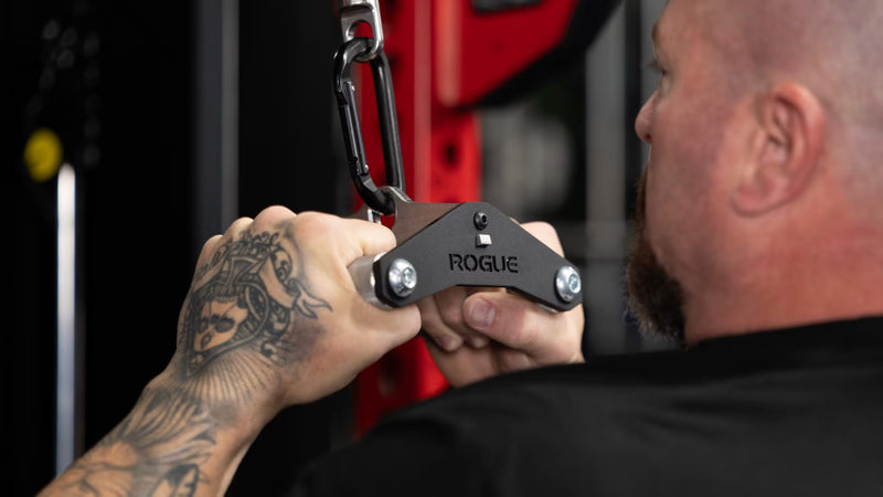 ROGUE CG-1CG クローズグリップ ケーブルアタッチメント（アルミニウムフレーム）シルバーをケーブルローイングで使用する様子を斜め横から捉えた構図、握り姿勢とケーブル角度