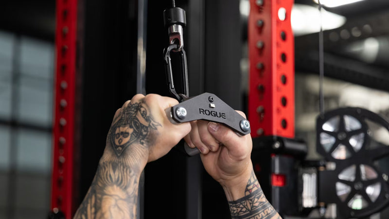 ROGUE CG-1CG クローズグリップ ケーブルアタッチメント（アルミニウムフレーム）シルバーを使用し両手で引く姿勢を正面から捉えた視点、背中トレーニング時のグリップ