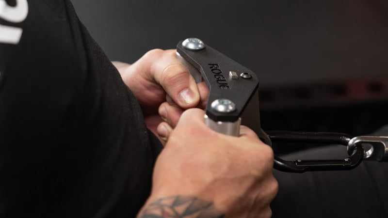 ROGUE CG-1CG クローズグリップ ケーブルアタッチメント（アルミニウムフレーム）シルバーを手元で握る動作を斜め上から捉えた視点、コンパクトなクローズグリップ形状