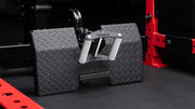 ROGUE CG-1CG クローズグリップ ケーブルアタッチメント（アルミニウムフレーム）シルバーを床置きのローイングマシンに取り付けた正面構図、プレートとグリップ位置の関係が分かる視点