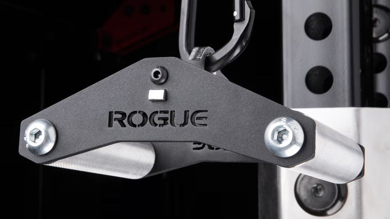 ROGUE CG-1CG クローズグリップ ケーブルアタッチメント（アルミニウムフレーム）シルバーのフレーム中央を正面から捉えた接写、ROGUEロゴ刻印とボルト固定構造が分かる視点