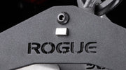 ROGUE CG-1CG クローズグリップ ケーブルアタッチメント（アルミニウムフレーム）シルバーのロゴ部分を正面近距離で捉えた構図、アルミフレーム表面の質感と刻印ディテール