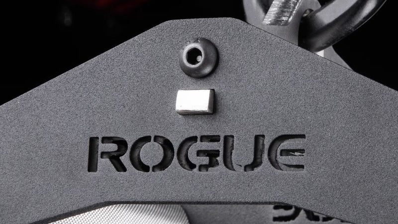 ROGUE CG-1CG クローズグリップ ケーブルアタッチメント（アルミニウムフレーム）シルバーのロゴ部分を正面近距離で捉えた構図、アルミフレーム表面の質感と刻印ディテール