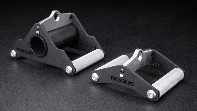 ROGUE CG-1CG クローズグリップ ケーブルアタッチメント（アルミニウムフレーム）シルバーのグリップ表面を極近距離で捉えた構図、細かなローレットパターンの質感