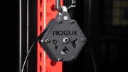 ROGUE TR-2D トライセップ デュアルケーブル アタッチメント シルバー上部カラビナ接続部を斜め上から捉えたディテール、吊り下げジョイント構造が分かる