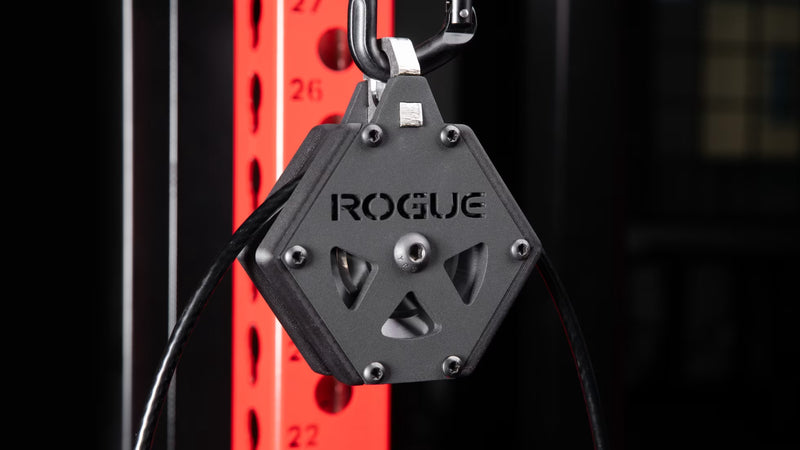ROGUE TR-2D トライセップ デュアルケーブル アタッチメント シルバー上部カラビナ接続部を斜め上から捉えたディテール、吊り下げジョイント構造が分かる