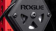 ROGUE TR-2D トライセップ デュアルケーブル アタッチメント シルバーのハンドル部分を斜めから捉えた視点、ローレット加工グリップとエンドプレート形状