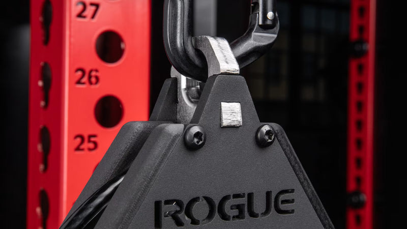 ROGUE TR-2D トライセップ デュアルケーブル アタッチメント シルバーのハンドルを横方向から近距離で捉えた角度、グリップローレットの細かな加工が分かる