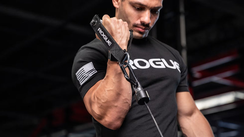 ROGUE シングルハンドル ケーブルアタッチメント ハンドル直径28.5MM シルバー 片腕カール動作の斜め前方ビュー、上腕とケーブル接続部の動作位置が分かるトレーニングシーン