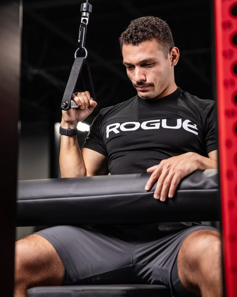 ROGUE シングルハンドル ケーブルアタッチメント ハンドル直径28.5MM シルバー 片手で横方向に引く動作の斜め前方ビュー、肩と腕のポジションが分かるトレーニングシーン